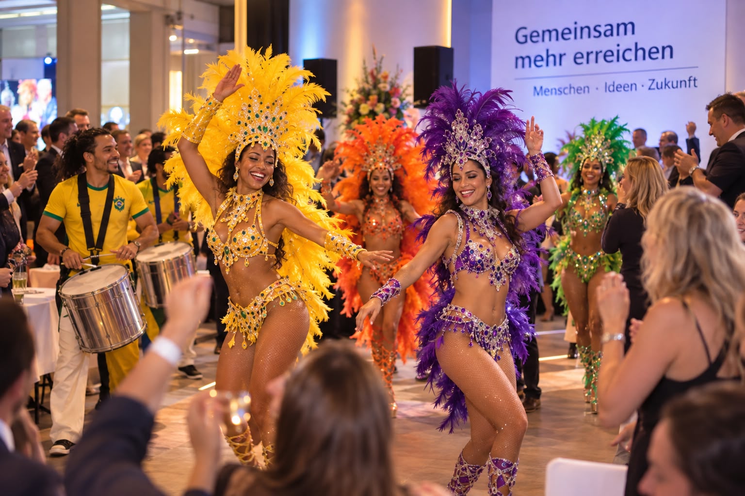 Sambatänzerinnen und Trommler von Viva Brasil bei einer Firmenveranstaltung